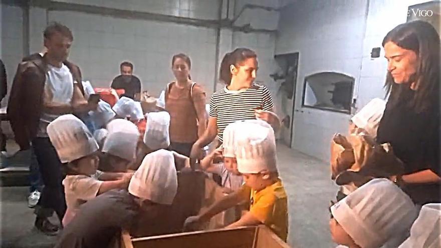 Los alumnos de Donramiro aprenden a elaborar pan con el maíz