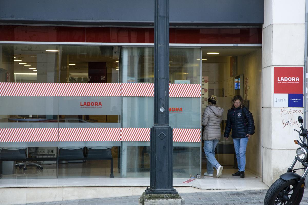 El paro en Alcoy ha descendido en 51 personas en diciembre con respecto a noviembre.