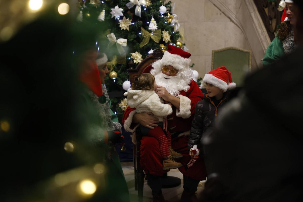 Papá Noel recibe a los niños en el Ayuntamiento de Oviedo tras suspenderse la Cabalgata