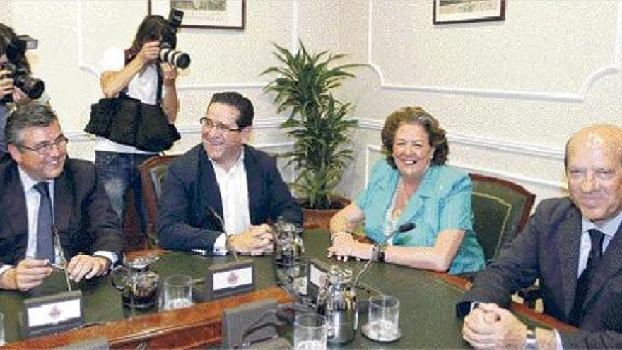 Los concejales de Deportes y Urbanismo, la alcaldesa y el presidente del Valencia, ayer en el ayuntamiento.