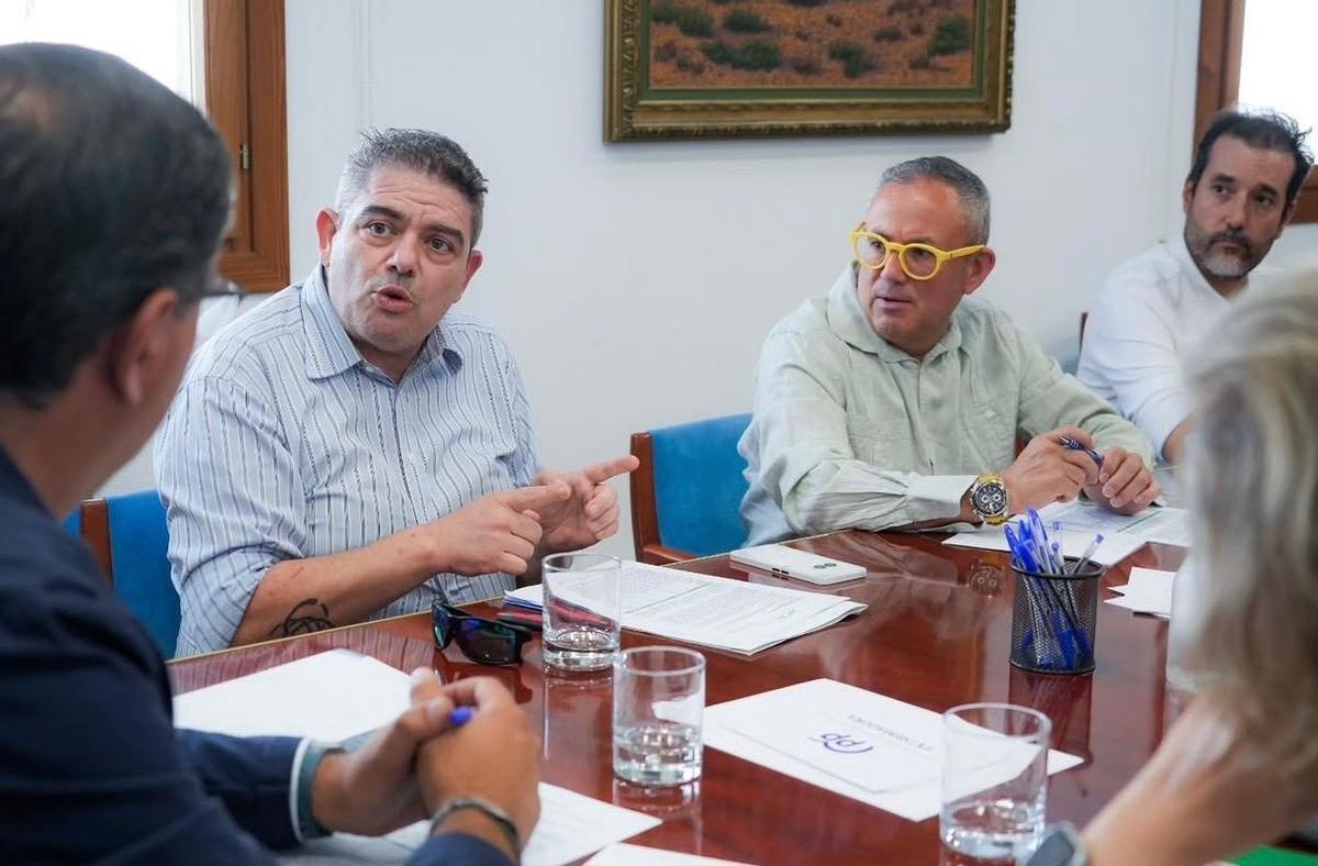 Pedro Herrero, presidente de Apaec, expone las demandas de las autoescuelas durante el encuentro con el PP.