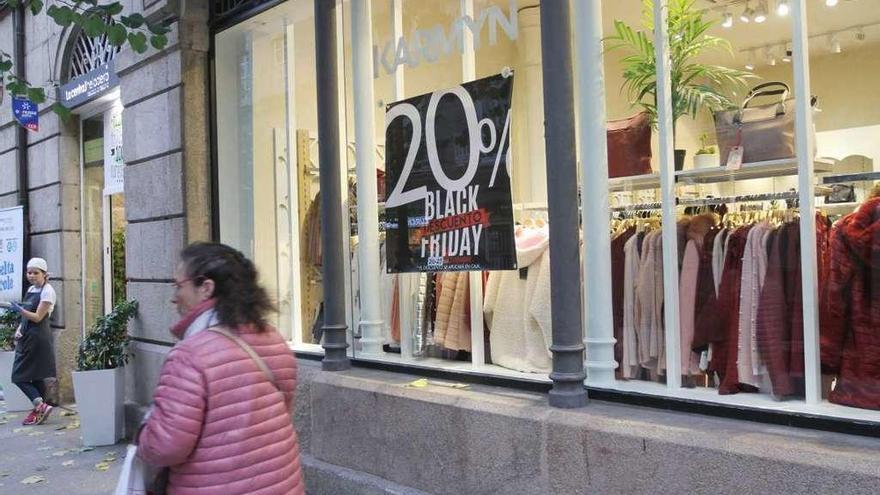 Uno de los comercios del Paseo que se adelantó ya al &quot;Black Friday&quot;. // Iñaki Osorio