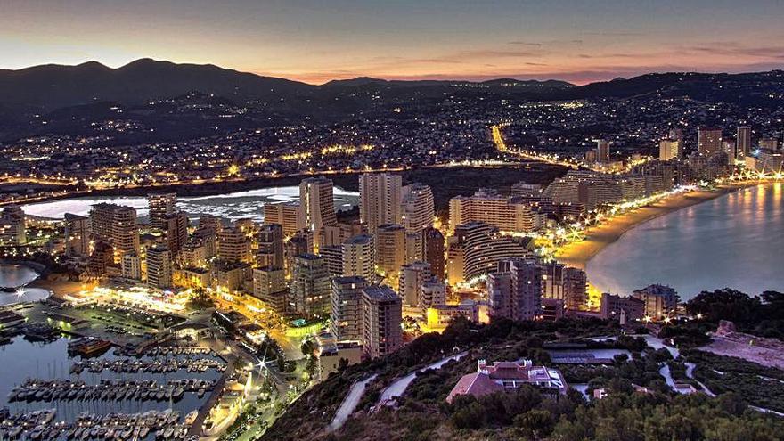 Las luces, sobre todo las de los paseos, refulgen en Calp. | LEVANTE-EMV