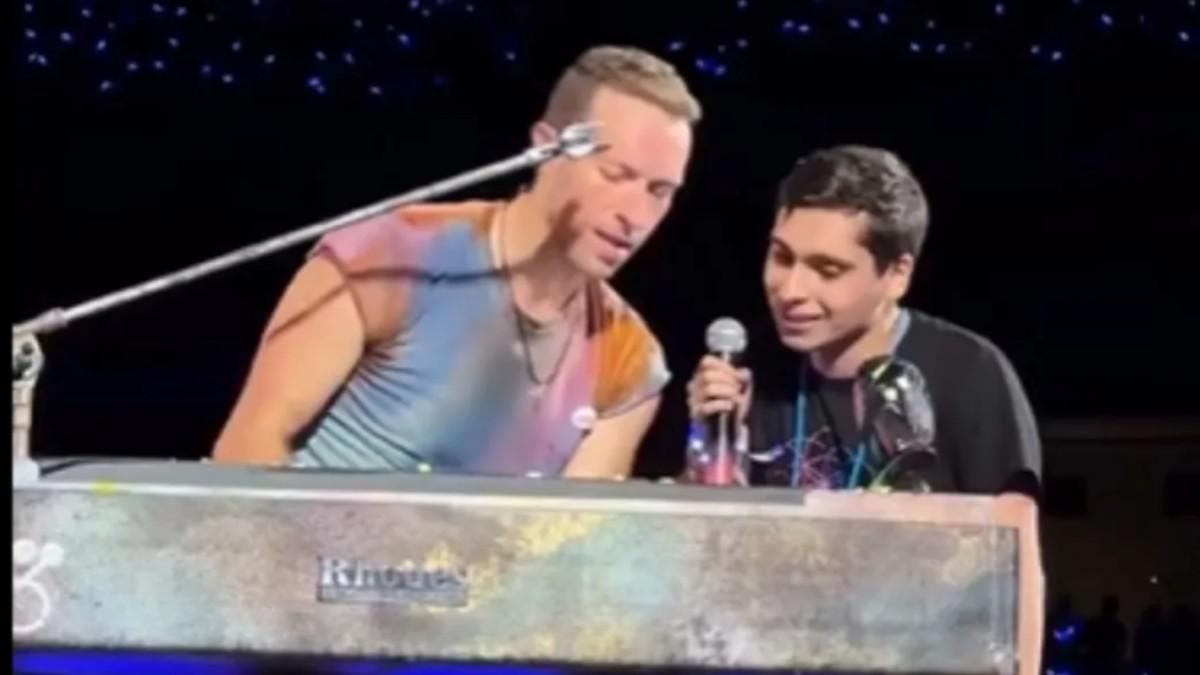 Chris Martin cumple el sueño de un fan con autismo: lo sube al escenario y cantan juntos 'Til Kingdom Come'