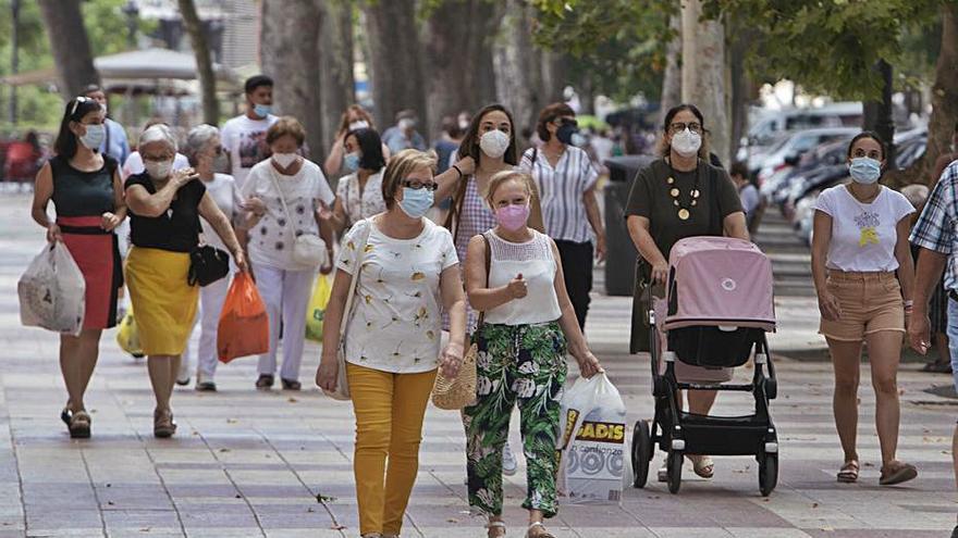 Gente con mascarilla por la Albereda de Xàtiva, ayer. | PERALES IBORRA