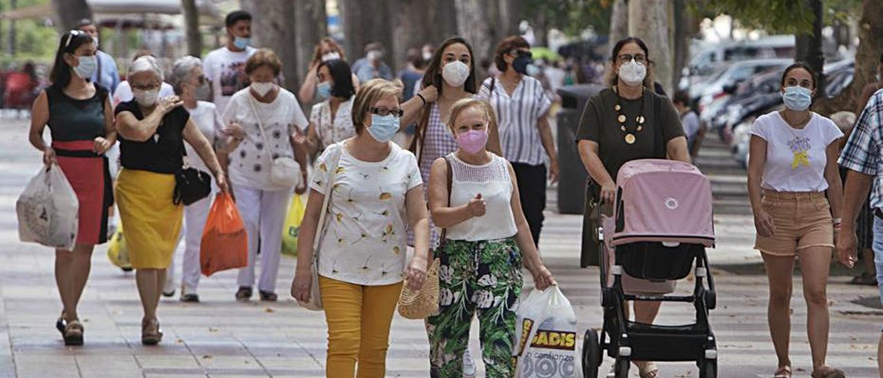 Gente con mascarilla por la Albereda de Xàtiva, ayer. | PERALES IBORRA