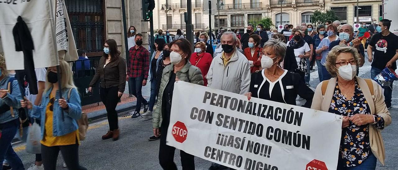 Algunos de los manifestantes girando desde la plaza de España a la calle San Lorenzo. | INFORMACIÓN