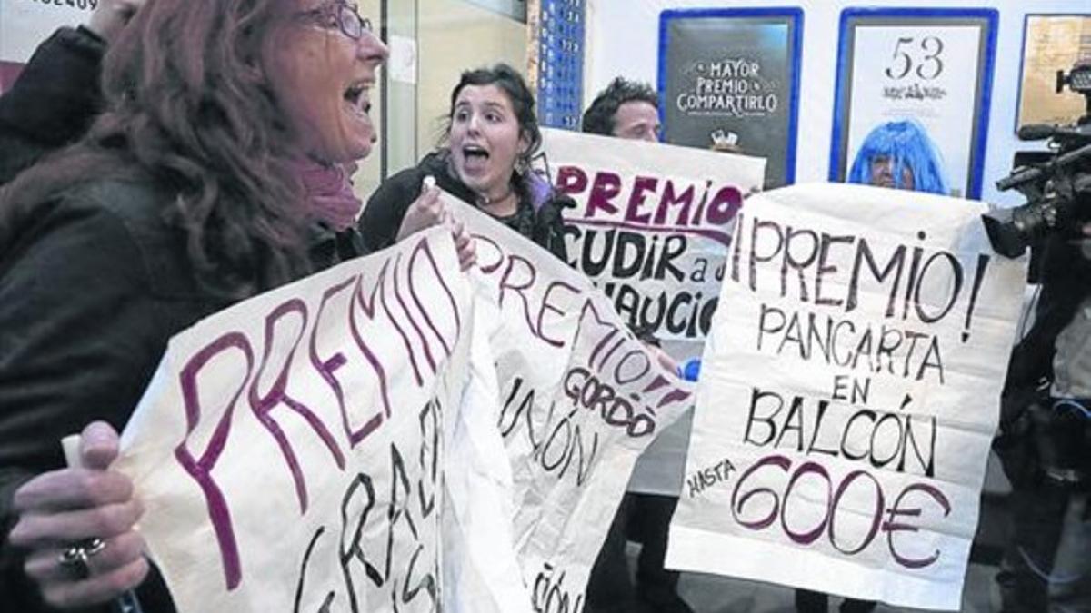 Denuncia 8 Protesta contra la ley mordaza con pancartas alusivas a la lotería, en la administración de Madrid que vendió más décimos del gordo.