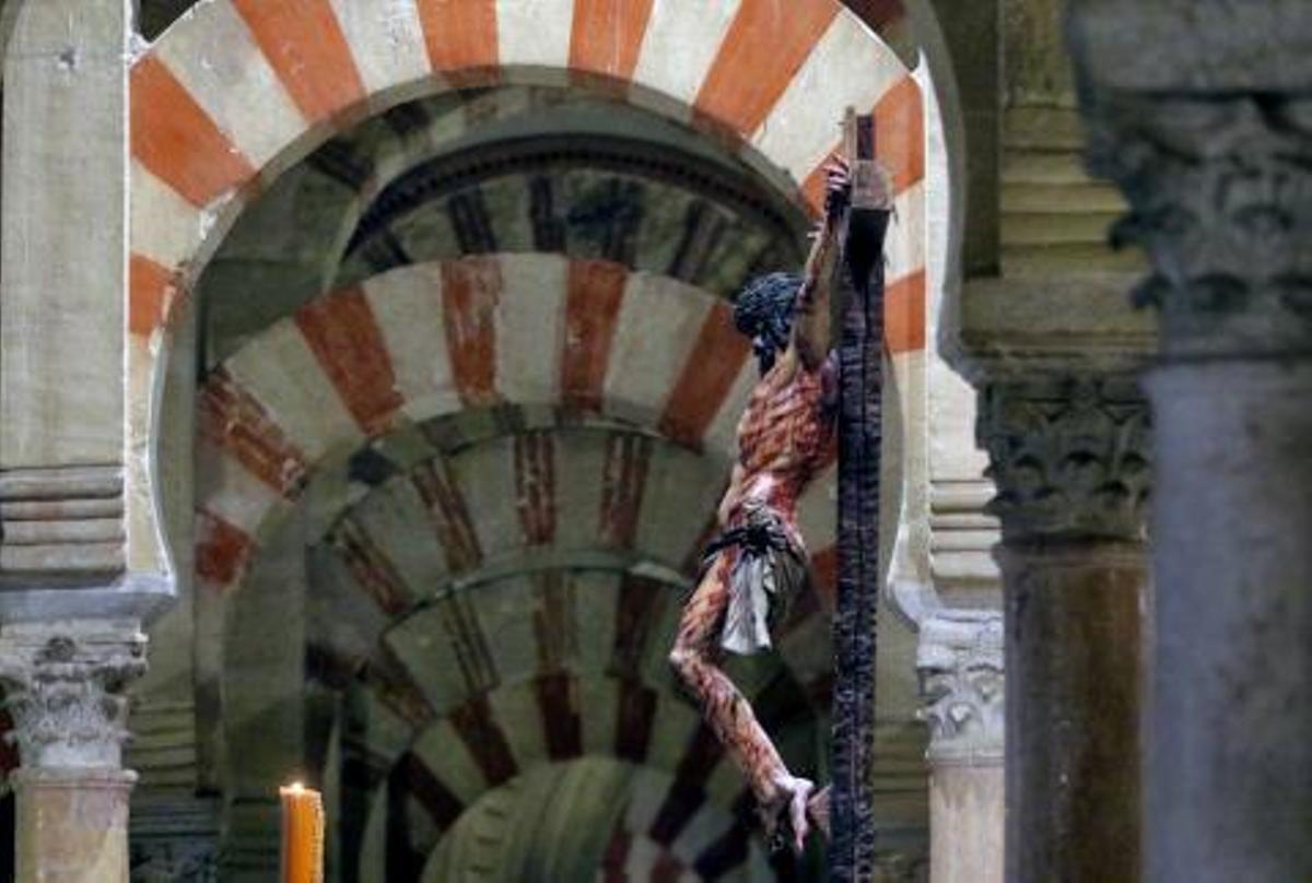 La noche culmina un Martes Santo primaveral e histórico