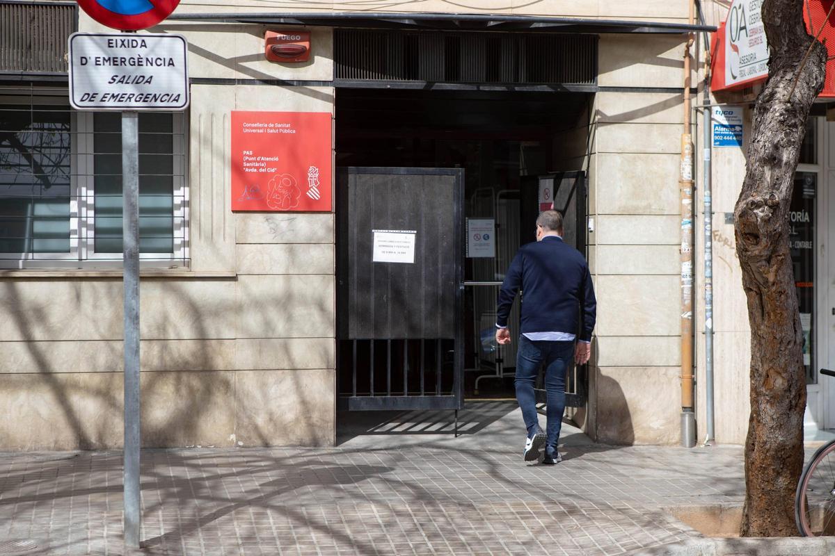 Un hombre entrando en el PAS de la avenida del Cid a las 16.30 horas.