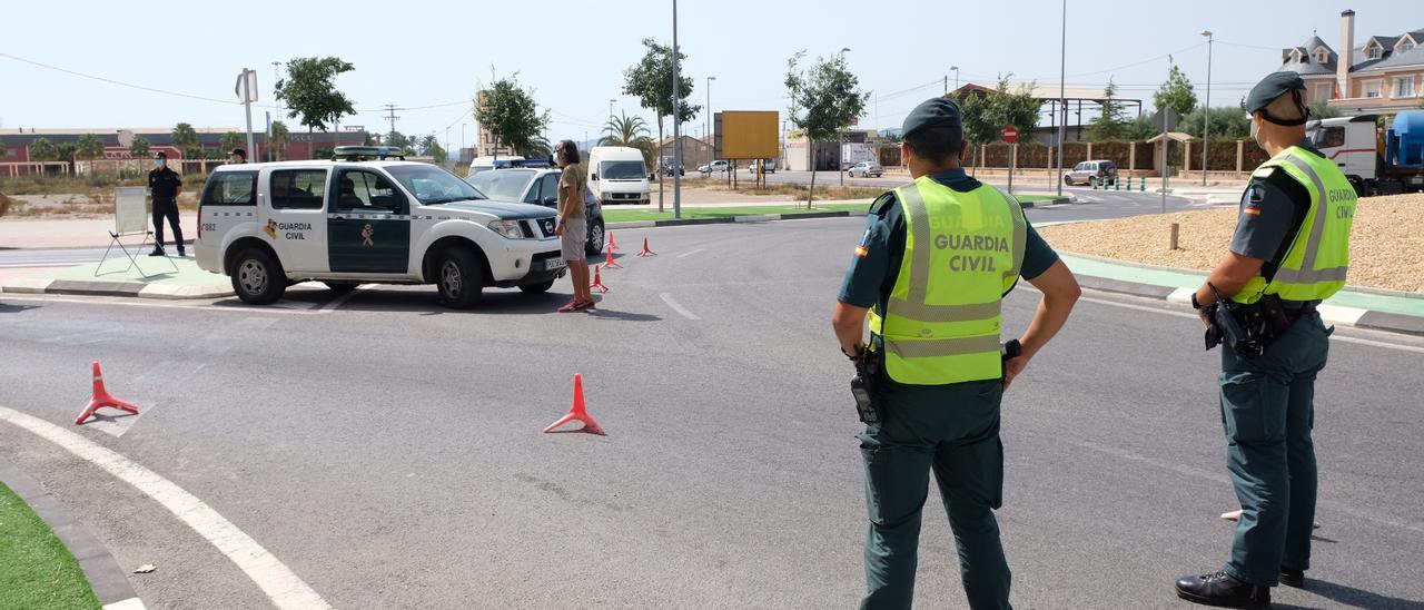 Imagen de archivo de un control de la Guardia Civil durante el cierre perimetral.