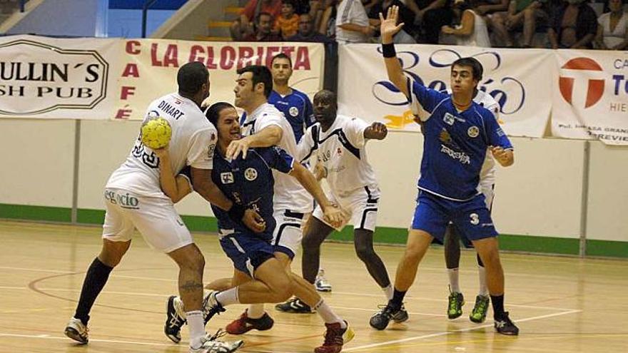 Un instante del partido disputado ayer en Torrevieja.