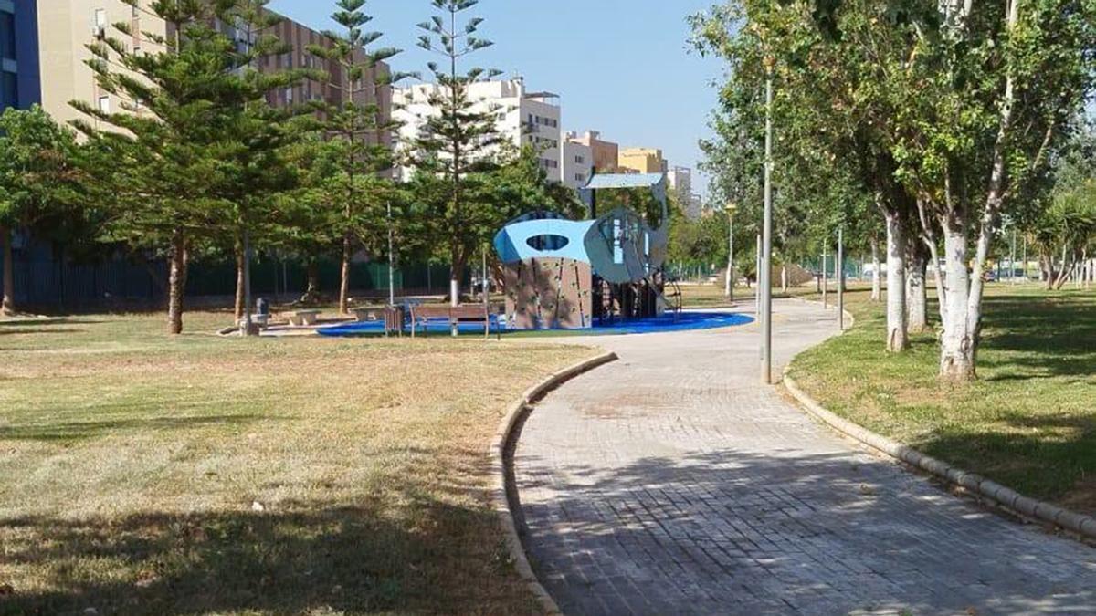 Parque infantil y canino cerrado en Sevilla Este.