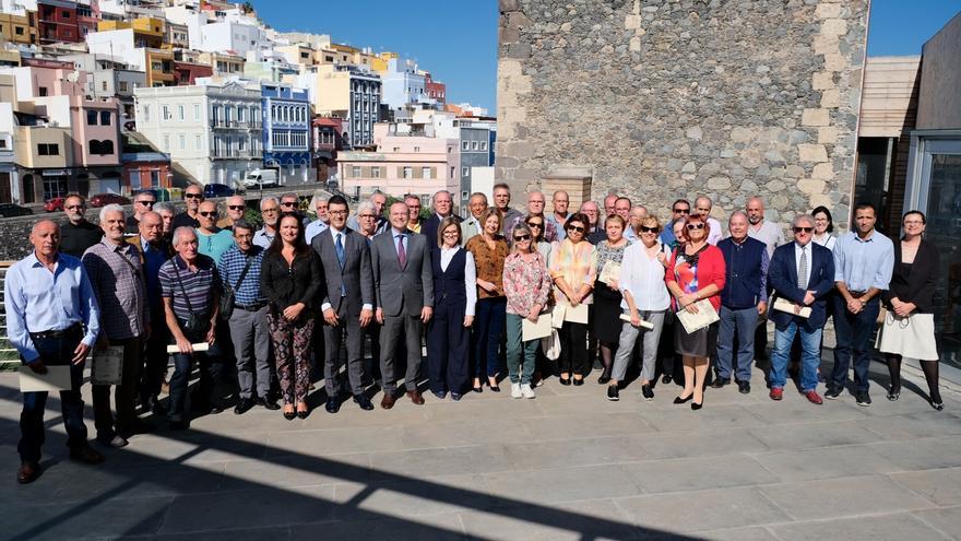 El Ayuntamiento homenajea a 135 trabajadores municipales jubilados en los últimos tres años