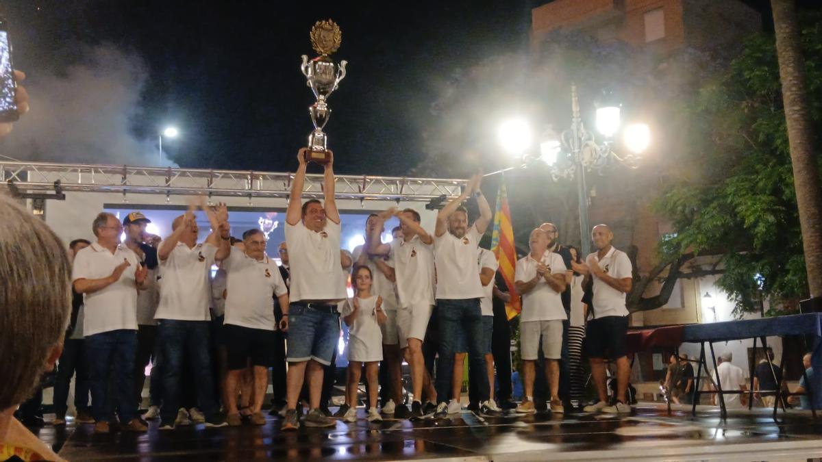 Pablo Bou levanta el trofeo conquistado en el campeonato nacional de colombicultura.