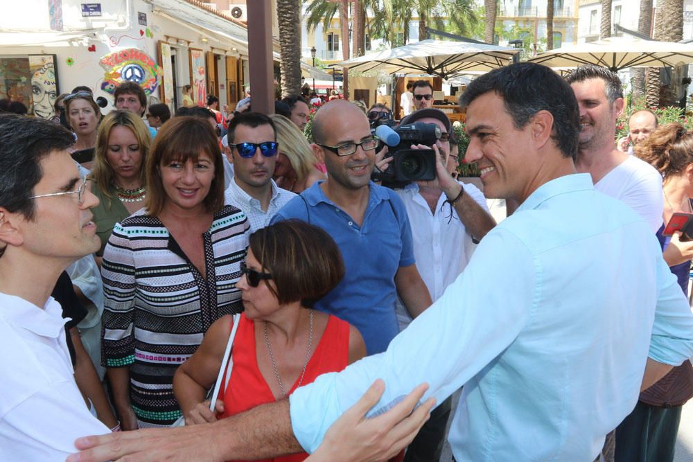 Pedro Sánchez pasea por el puerto de Ibiza