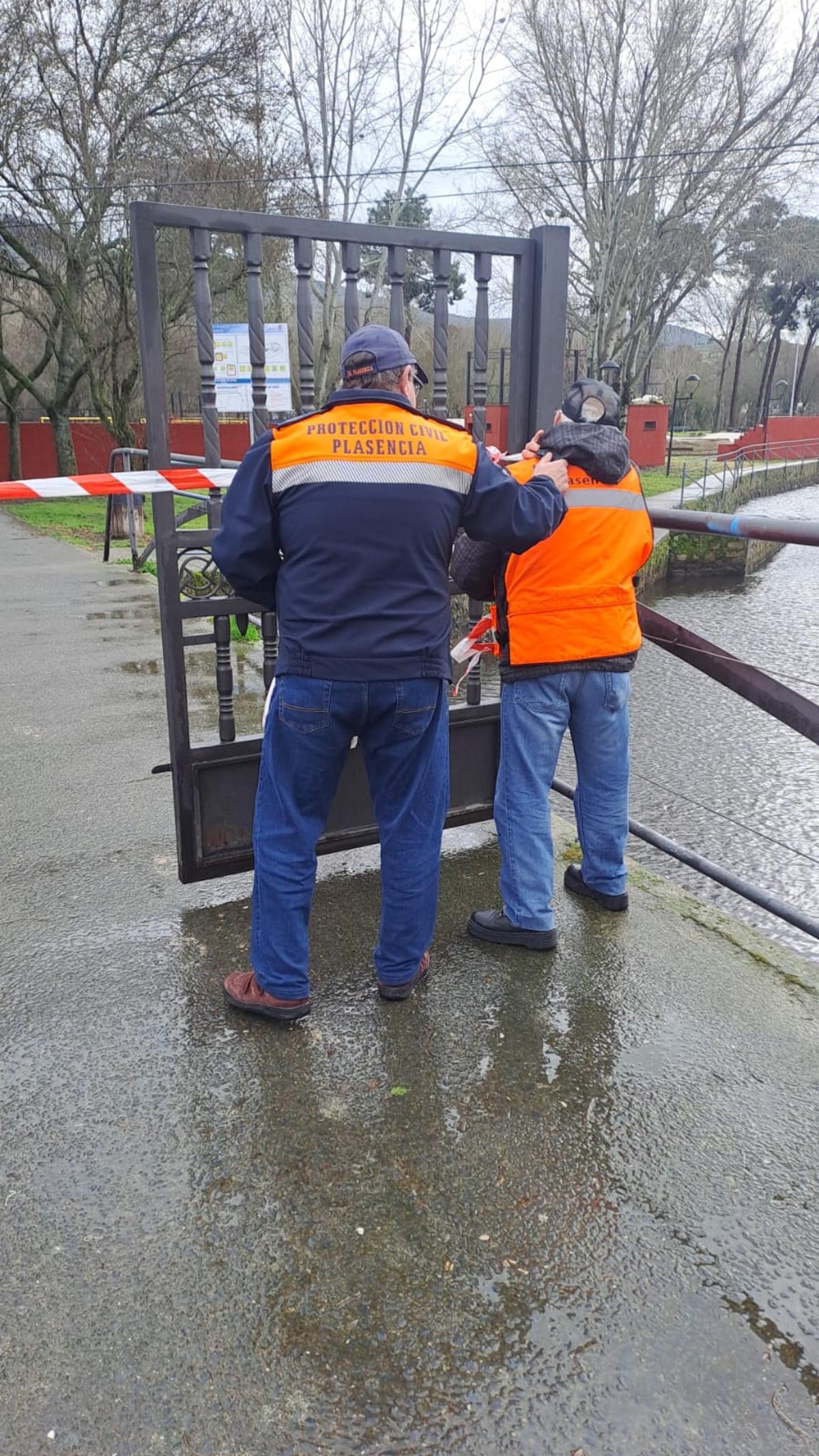 Protección Civil cierra una de las puertas del parque de La Isla de Plasencia.