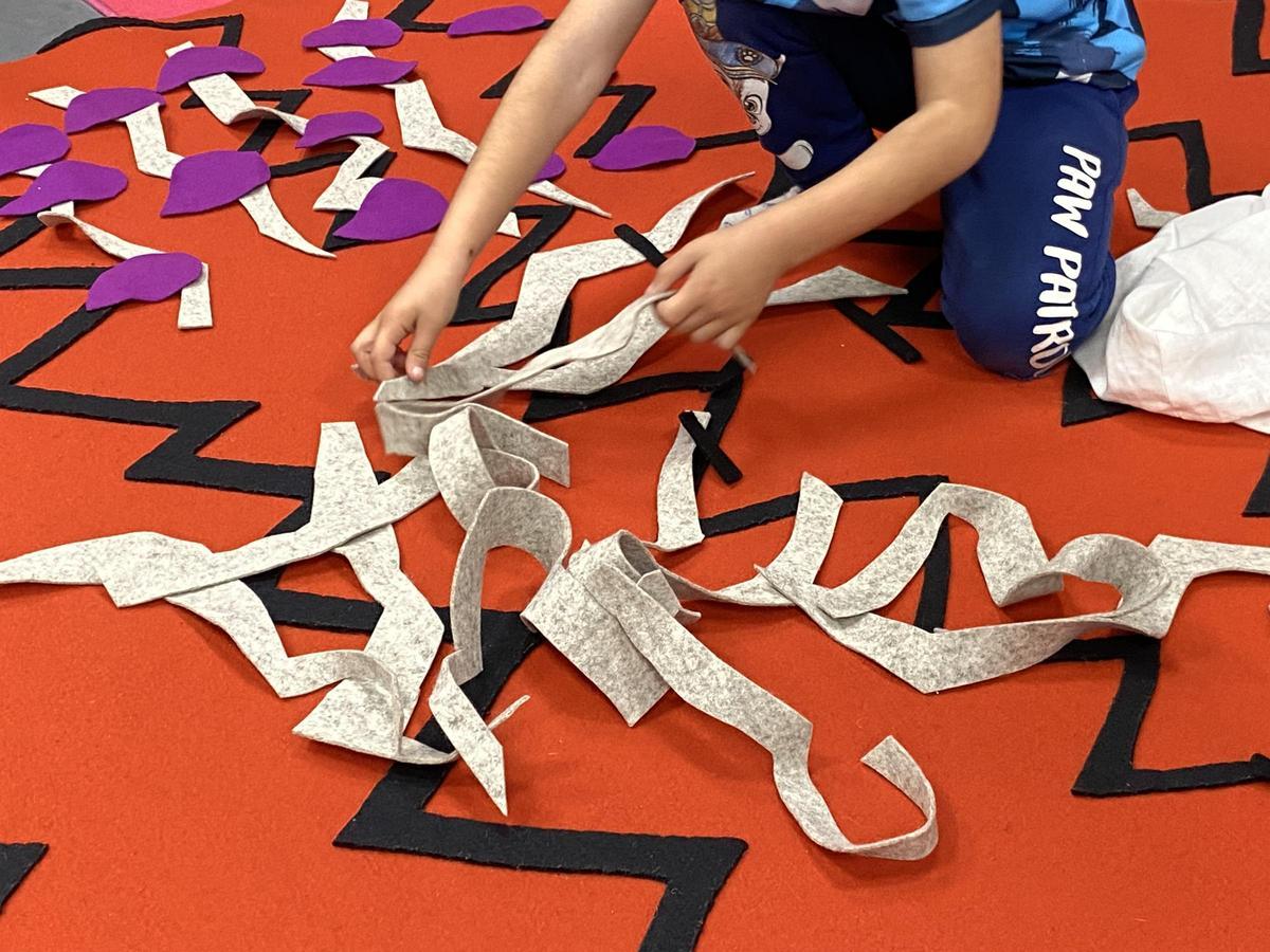 Niño haciendo una actividad en las instalaciones de Inside Matisse