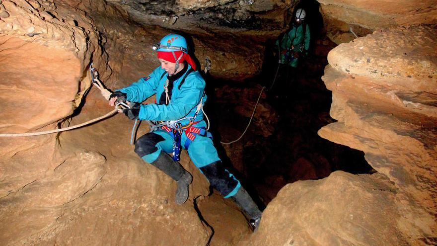 Montserrat Ubach en una de les expedicions a la cova