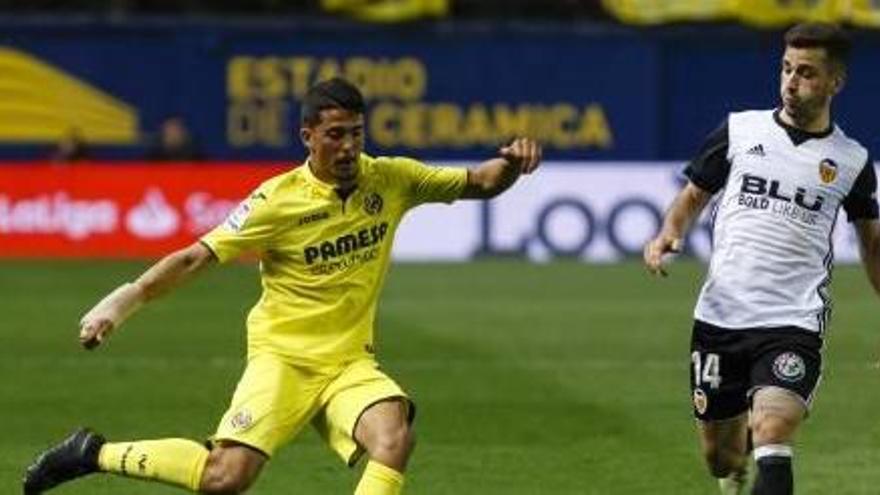 Pablo Fornals, en el partido contra el Valencia, a punto de pasar al lado de Gayà.