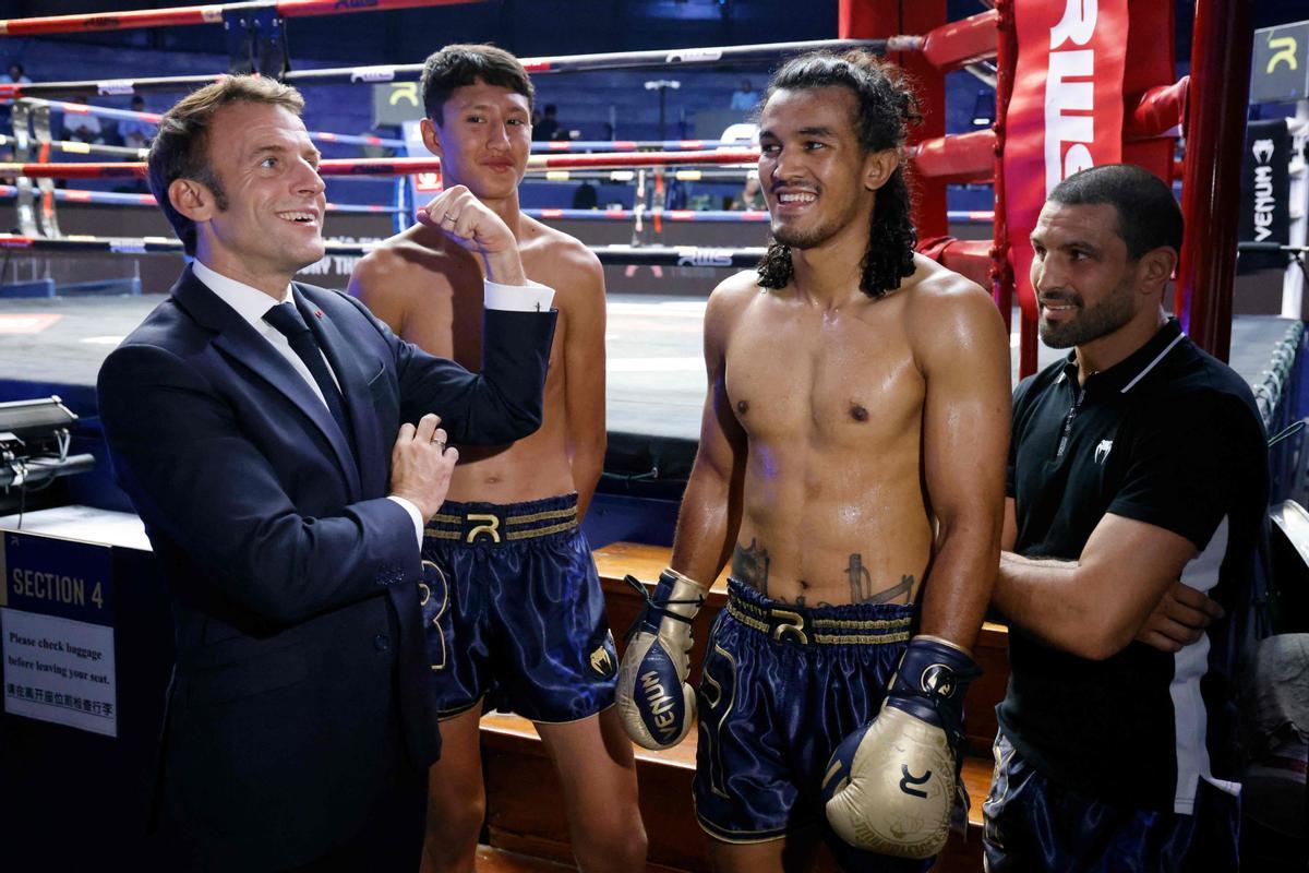 Macron visita un centro de Muay thai en Bangkok