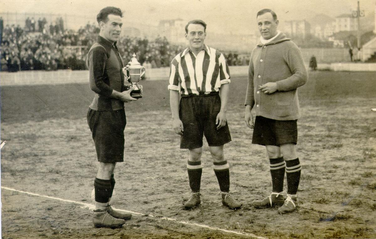 Capitanes del Arenas y del Athletic en el partido homenaje a Pichichi jugado en San Mamés el 8 de diciembre de 1926.