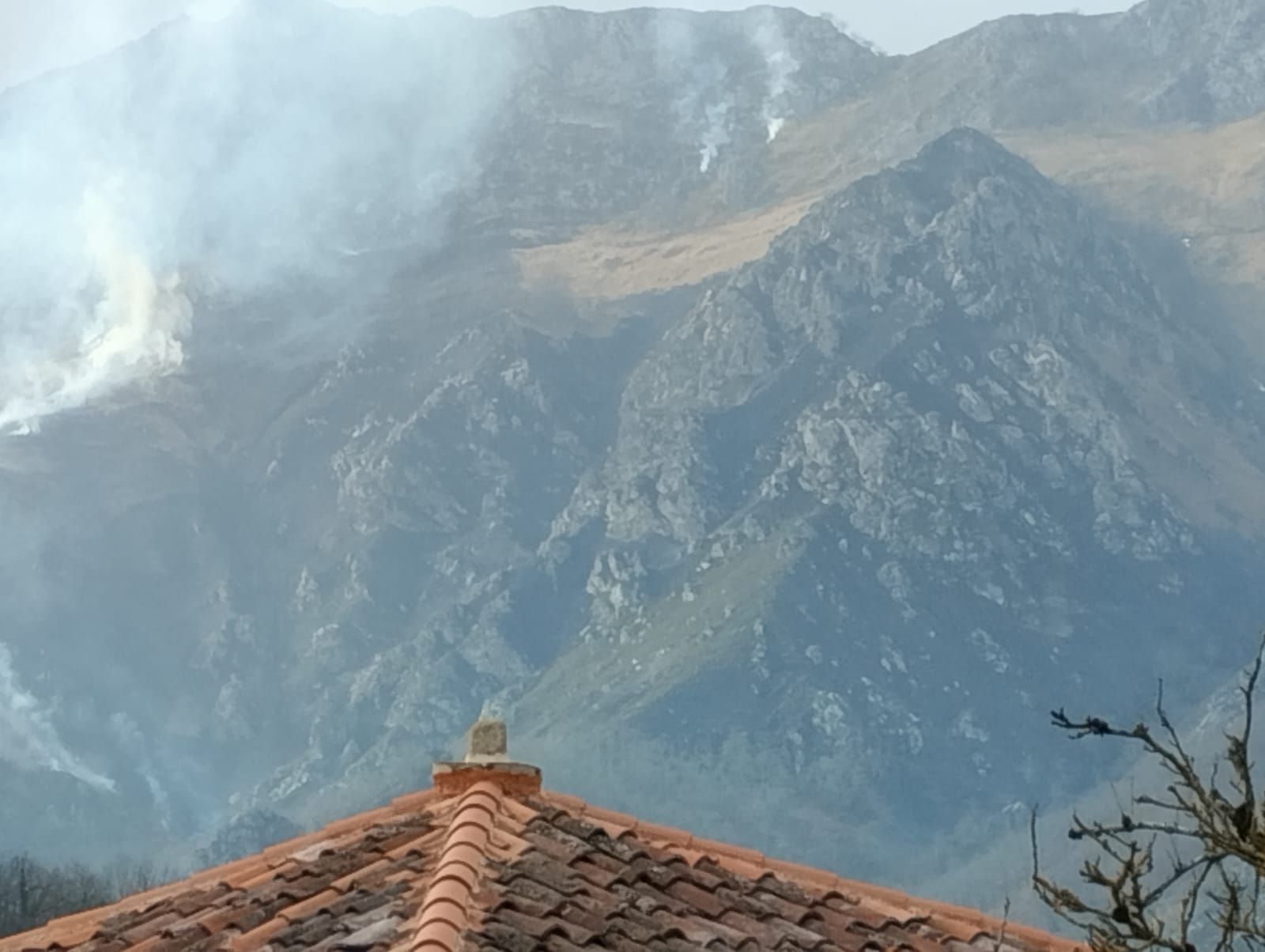 Así se apaga un incendio forestal en Asturias