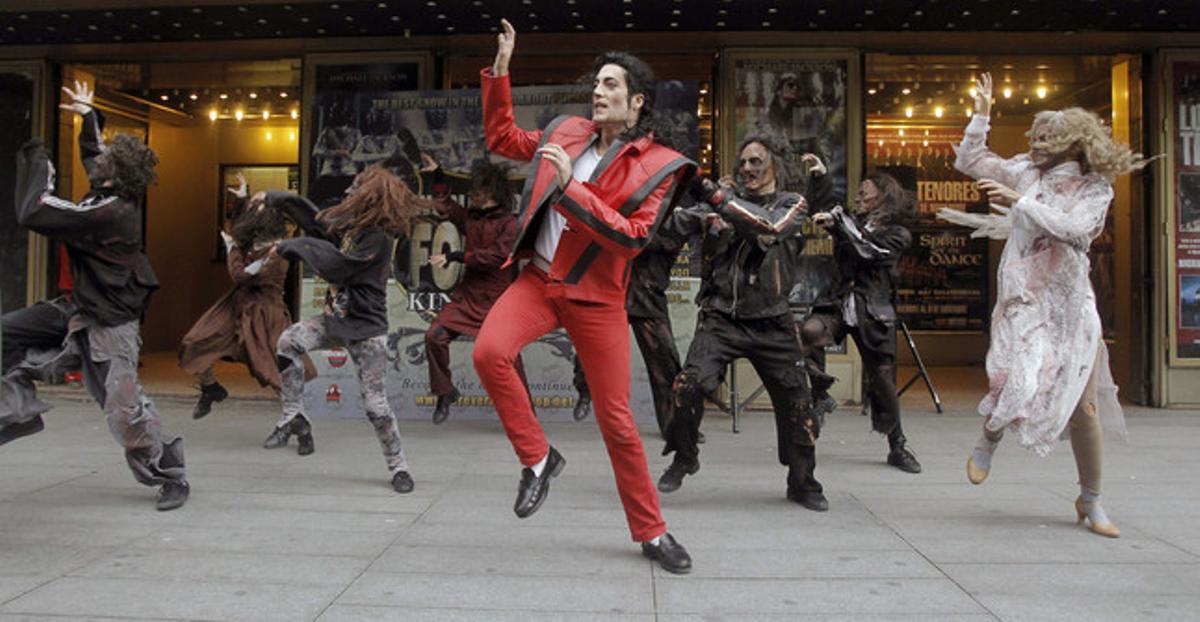 Un ’flashmob’ del ’Thriller’ de Michael Jackson a Madrid ha servit per celebrar Halloween i acomiadar el musical ’Forever King of Pop’, que s’acomiada de la capital per iniciar una gira.