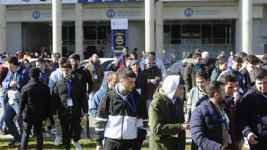 Decenas de estudiantes, en el exterior del pabellón donde se celebra Expoferr 2023. |   // BERNABÉ/J. LALÍN