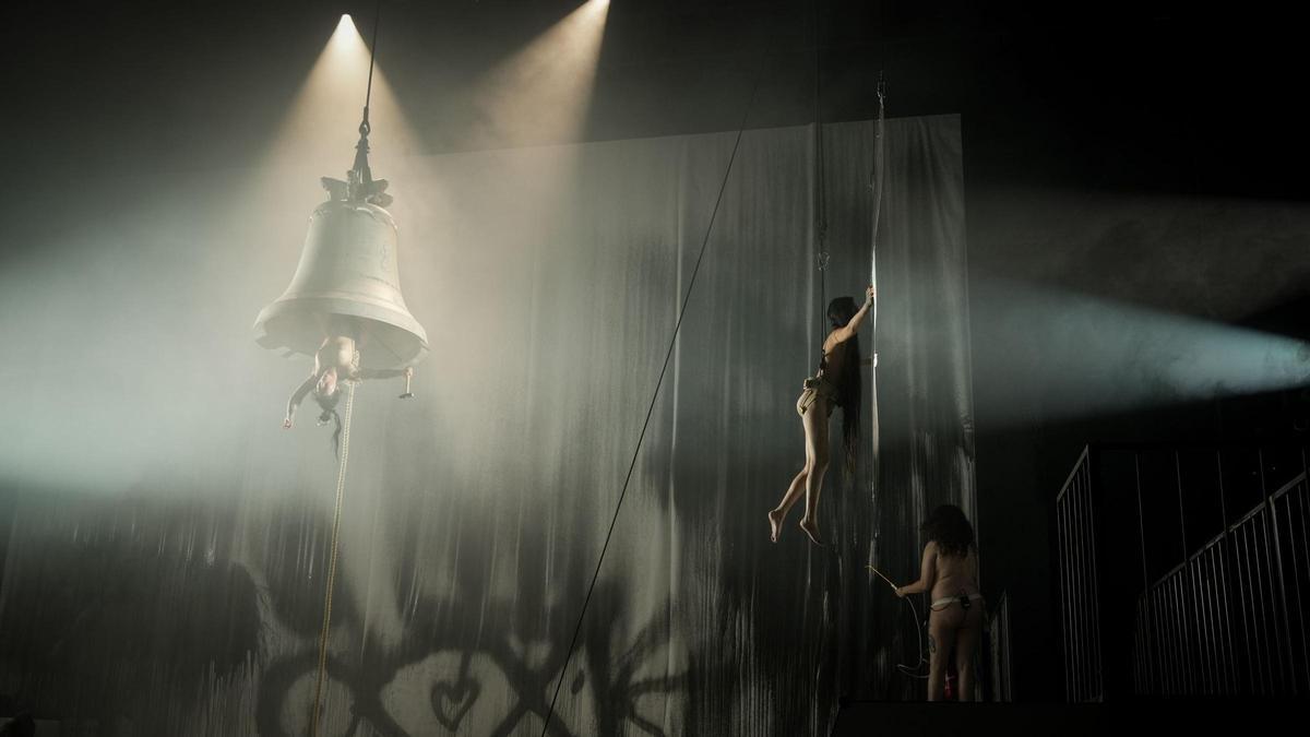 Actrices durante la representación de 'Sancta', una obra en la que salen caracterizadas como monjas lesbianas desnudas.