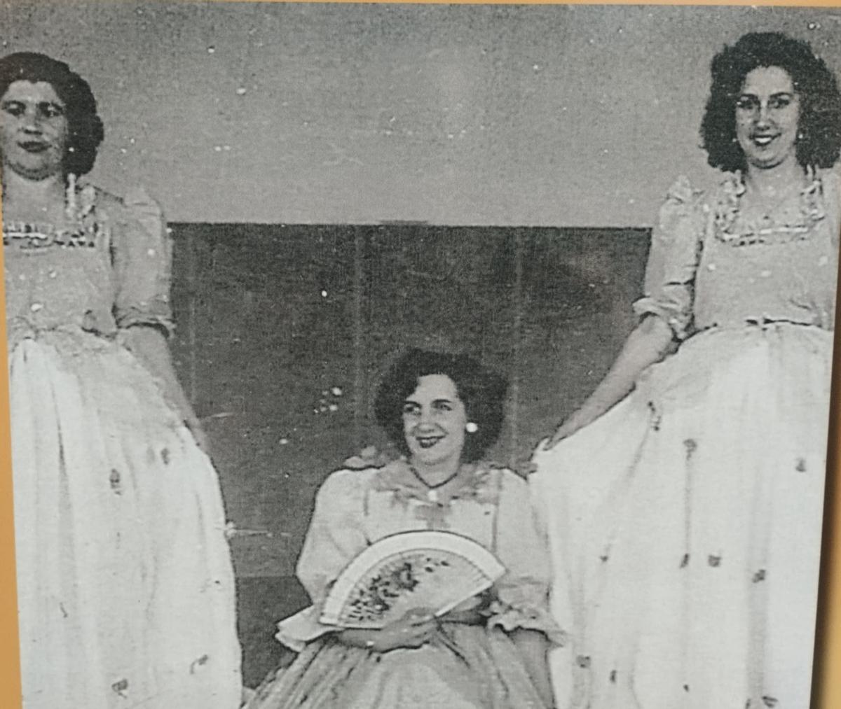 La fotografía más antigua de la muestra con tres jóvenes en una obra de teatro.