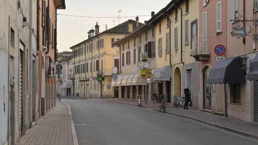 Una calle desierta en la localidad italiana de Castiglione d&#039;Adda, ayer. // Reuters