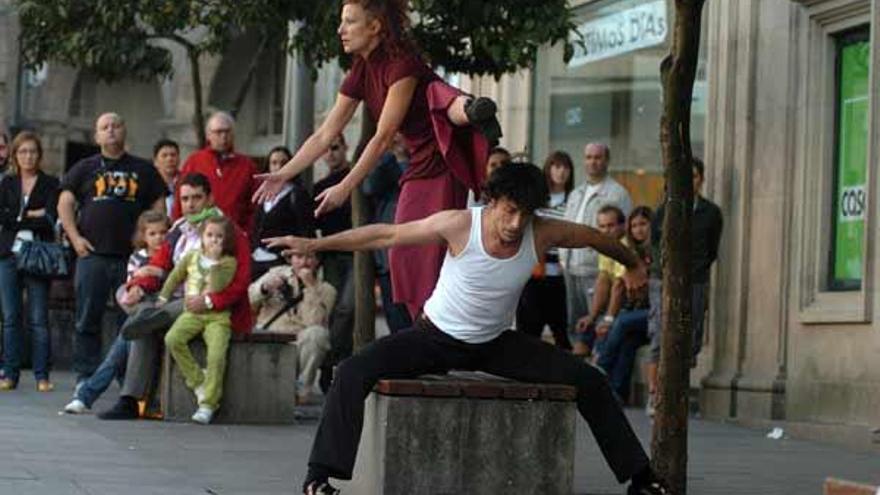 Un espectáculo de danza contemporánea en la calle.  // Gustavo Santos