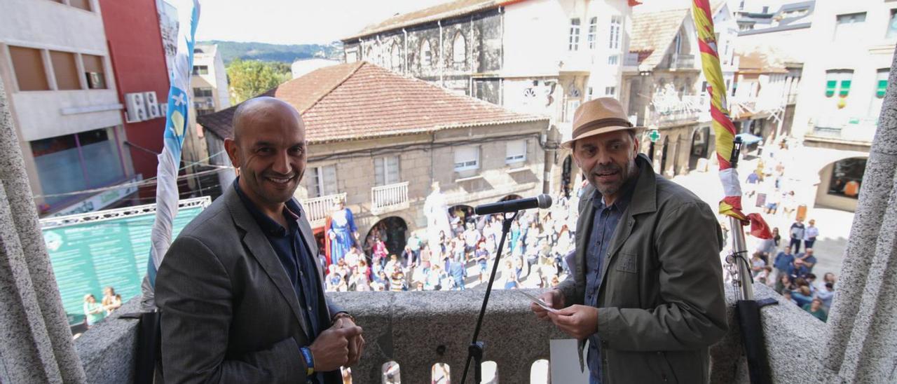 El alcalde, Alejandro Lorenzo, con el pregonero de las Festas do Cristo, Alfonso Pato |  // ANXO GUTIÉRREZ