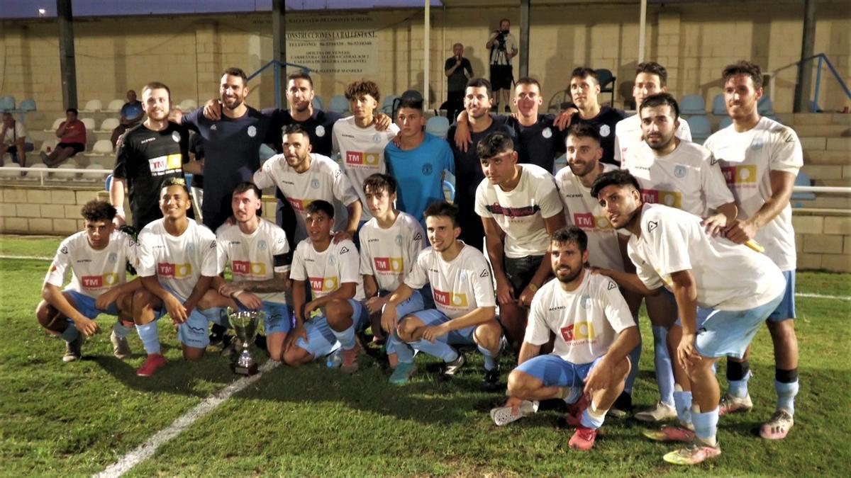 Los jugadores del Torrevieja con el trofeo al final del partido