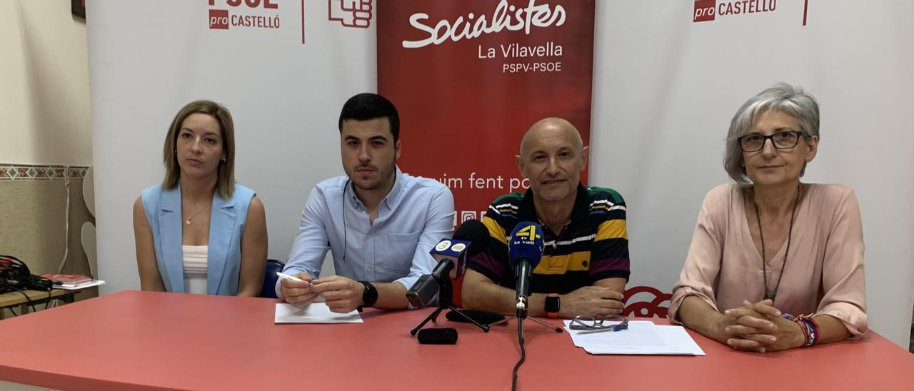 Sebastià Roglà, junto al secretario general del PSOE local, Juan Huguet, y las edilas, Loles Orenga y Gemma Traver.