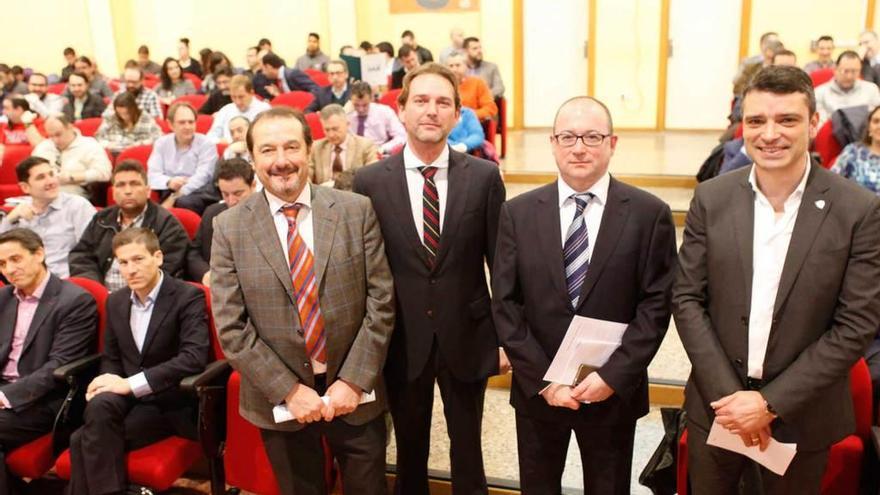 Por la izquierda, Víctor Manuel Solla, Juan Lucas García, director de AENOR Asturias; Francisco Menéndez, vicepresidente de Clúster TIC y Juan Carlos Campo, director de la Escuela Politécnica de Ingeniería.