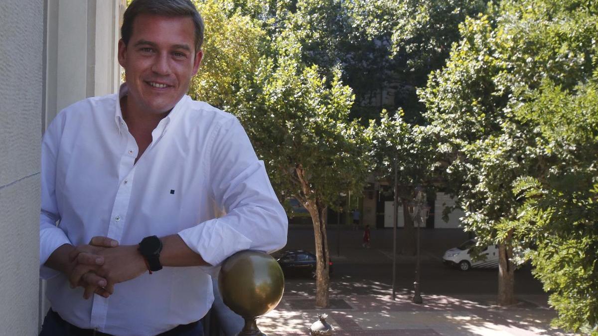 El alcalde de Xàtiva, Roger Cerdà, fotografiado ayer a mediodía en un balcón de su despacho de la Casa de la Ciutat