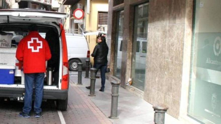 Un voluntario de Cruz Roja reparte material preventivo contra el VIH y alimentos a prostitutas en el centro de la ciudad.