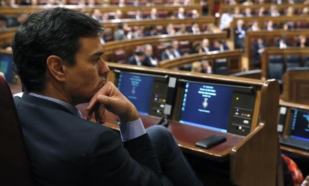 Pedro Sánchez, en su nuevo escaño en el Congreso, durante el debate de investidura de Mariano Rajoy.