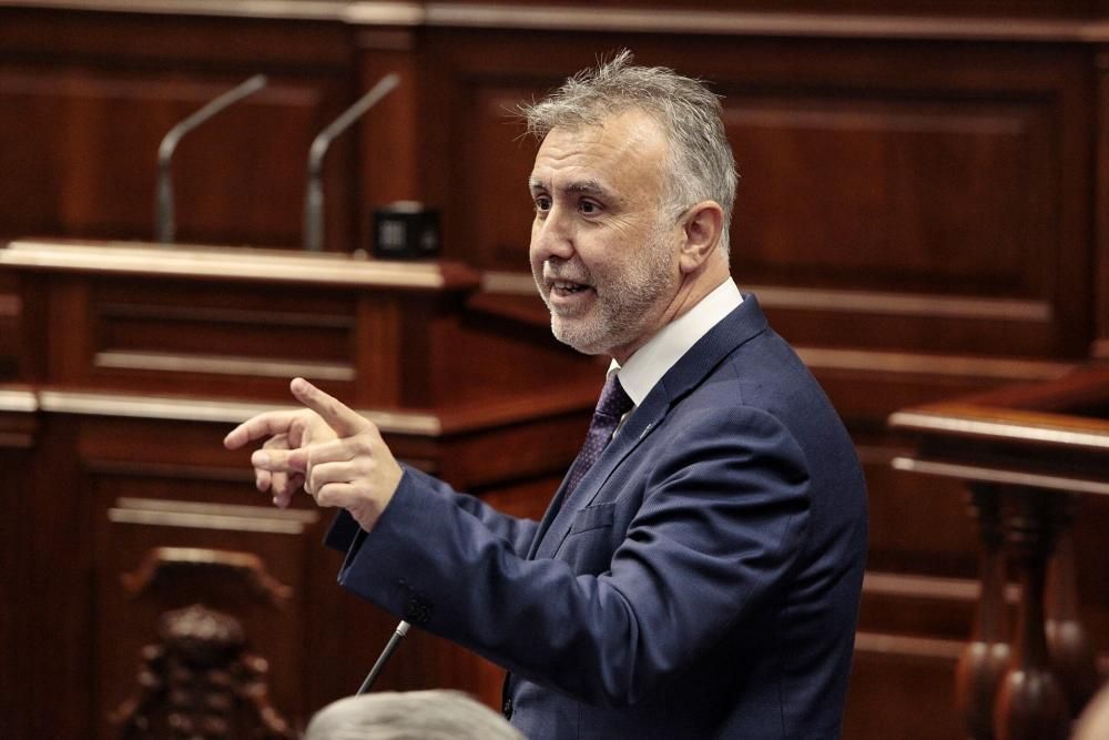 Pleno en el Parlamento de Canarias.