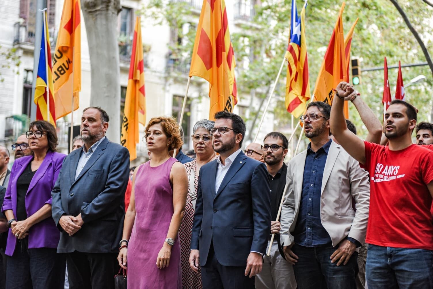 11/09/2025 El presidente de ERC, Oriol Junqueras, encabeza la ofrenda floral de su partido al monumento Rafael de Casanova por la Diada. El presidente de ERC, Oriol Junqueras ha vinculado este jueves la "lucha" por la independencia y por una república catalana con la lucha por la prosperidad económica y la justicia social. CATALUÑA ESPAÑA EUROPA BARCELONA POLÍTICA ALBOERTO PAREDES - EUROPA PRESS