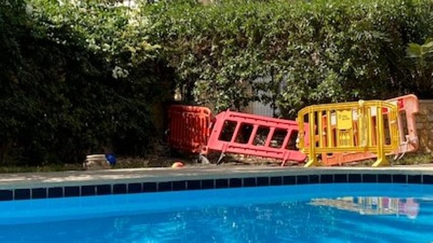 Baustelle direkt am Pool: Fast eines der kleineren Probleme des Hauses.