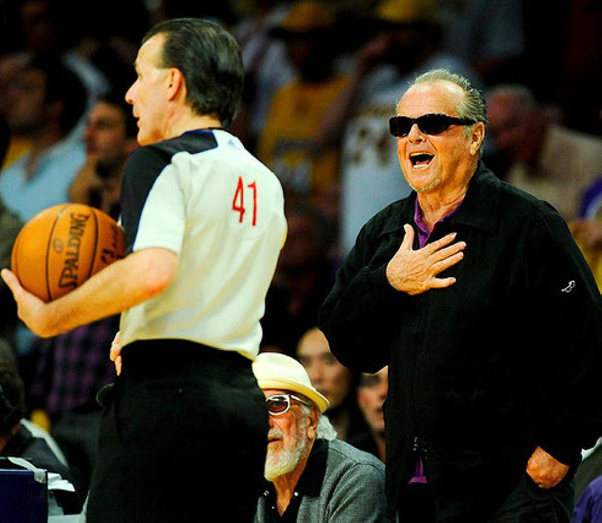 L’actor Jack Nicholson escridassa l’àrbitre després que xiulés una falta a favor dels Celtics.