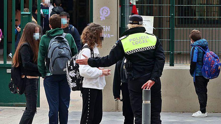 Multas a estudiantes en Valencia por superar el grupo de dos personas a la salida de clase