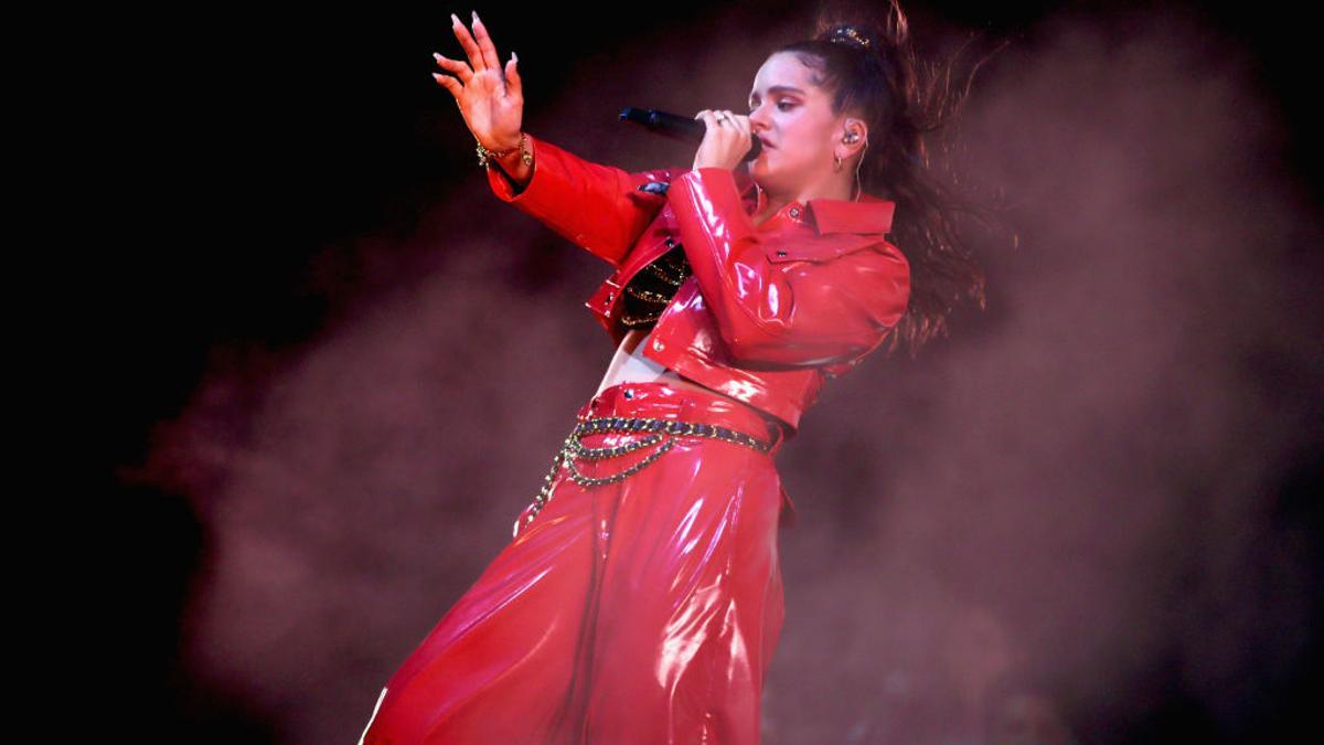 Rosalía con un traje rojo de vinilo en Coachella