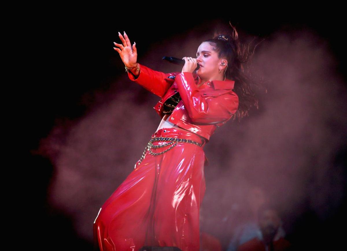 Rosalía con un traje rojo de vinilo en Coachella