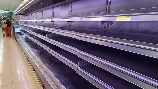 Un supermercado de Palma, ayer sin ningún alimento.