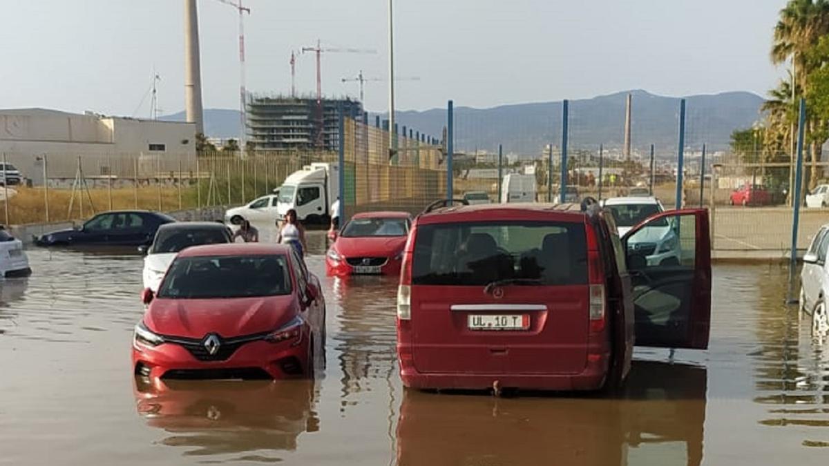 Estado en el que quedaron algunos coches en Sacaba tras la rotura de la tubería.