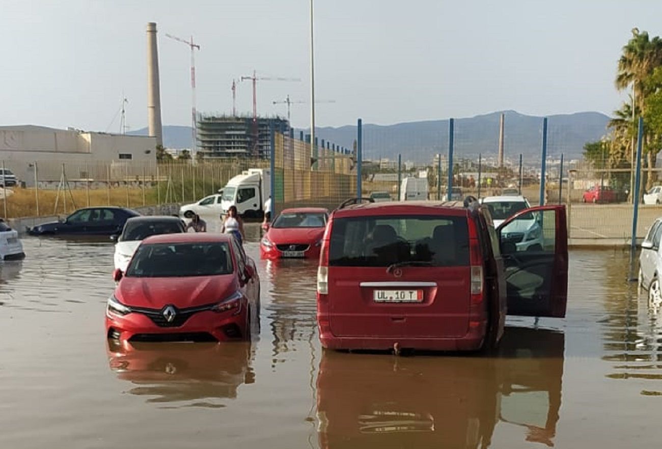 Estado en el que quedaron algunos coches en Sacaba tras la rotura de la tubería.